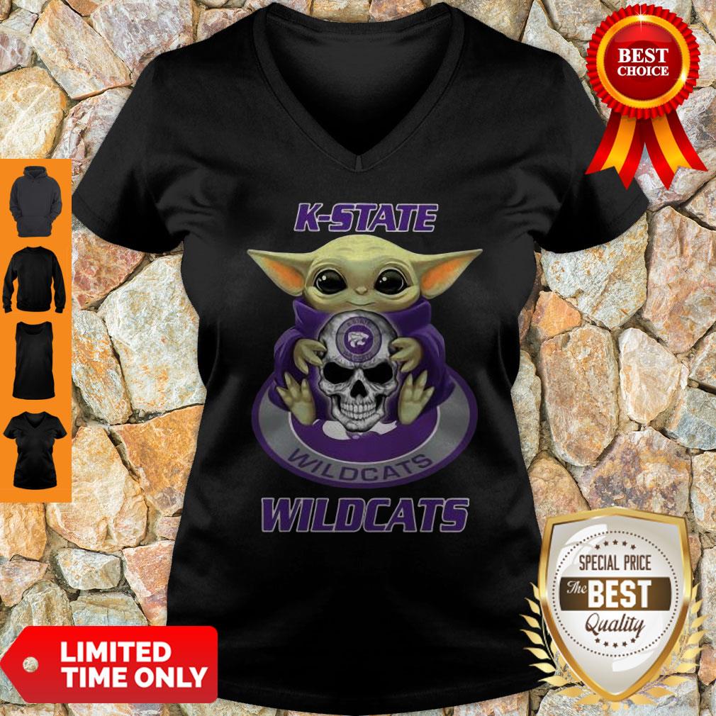 Pretty Baby Yoda Hug Skull K-State Wildcats V-Neck Pretty Baby Yoda Hug Skull K-State Wildcats V-Neck