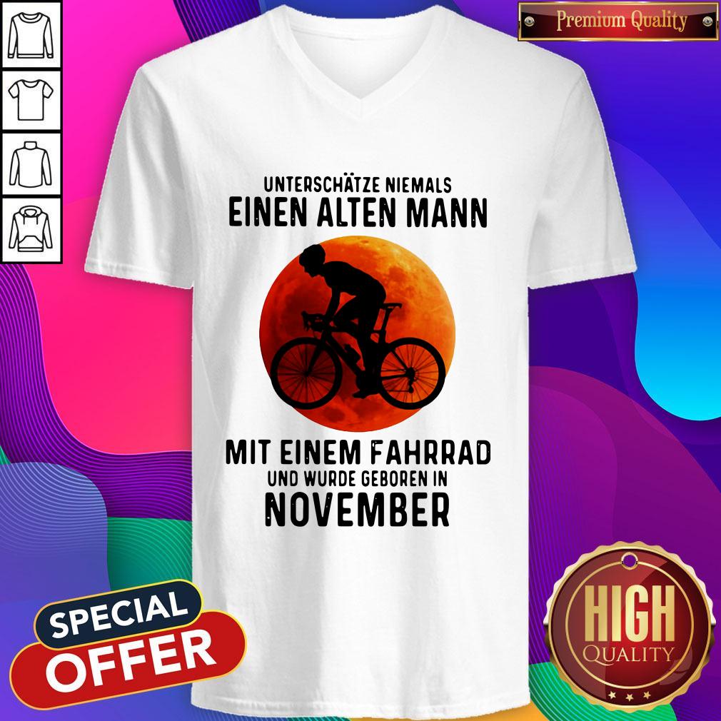 Unterschatze Niemals Einen Alten Mann Mit Einem Fahrrad Und Wurde Geboren In November Sunset Halloween Shirt - Image 4