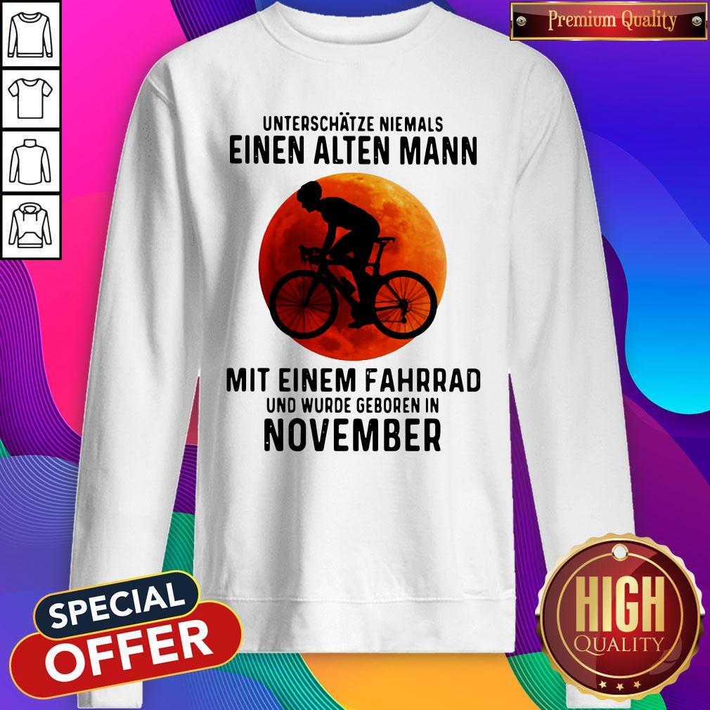 Unterschatze Niemals Einen Alten Mann Mit Einem Fahrrad Und Wurde Geboren In November Sunset Halloween Shirt - Image 3