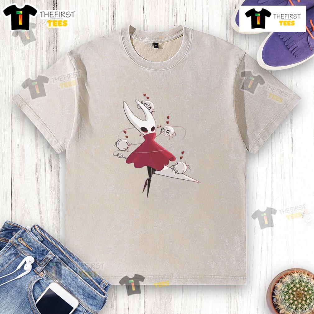 Pretty Hollow Knight Hornet washed t-shirt showcasing vibrant design and soft fabric, perfect for fans of the game.