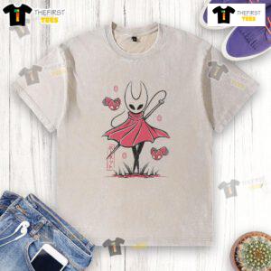 Stylish washed t-shirt featuring a pretty hornet design inspired by Japanese art for a unique and trendy look.