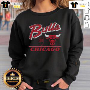 Vintage Chicago Bulls fly-by sweatshirt featuring classic logo, perfect for NBA fans and retro sportswear enthusiasts.