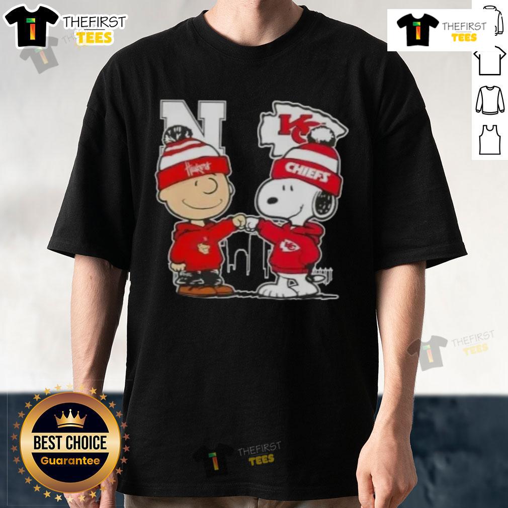 Alt Text: Top Snoopy and Charlie Brown Nebraska Huskers x Kansas City Chiefs skyline T-shirt design featuring iconic characters.