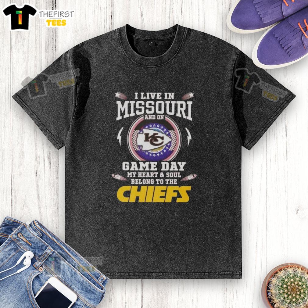 Good I Live In Missouri And On Game Day My Heart And Soul Belong To The Kansas City Chiefs washed t-shirt design.