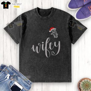 Original Wifey Chicago White Sox Santa Hat Merry Christmas washed t-shirt, perfect for festive baseball fans.