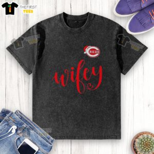 Original Wifey Cincinnati Reds Santa Hat Merry Christmas washed t-shirt, perfect for holiday cheer and baseball fans.
