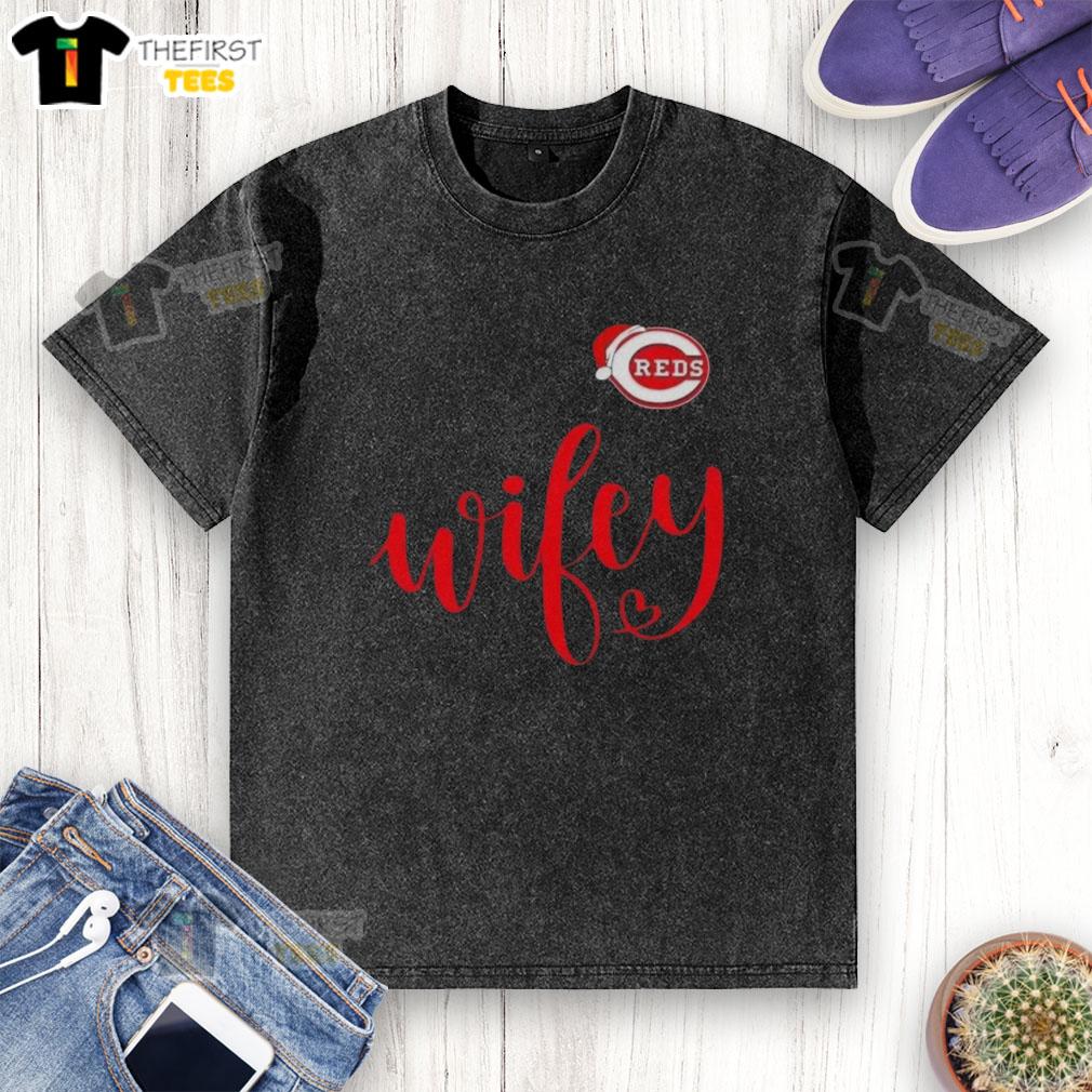 Original Wifey Cincinnati Reds Santa Hat Merry Christmas washed t-shirt, perfect for holiday cheer and baseball fans.