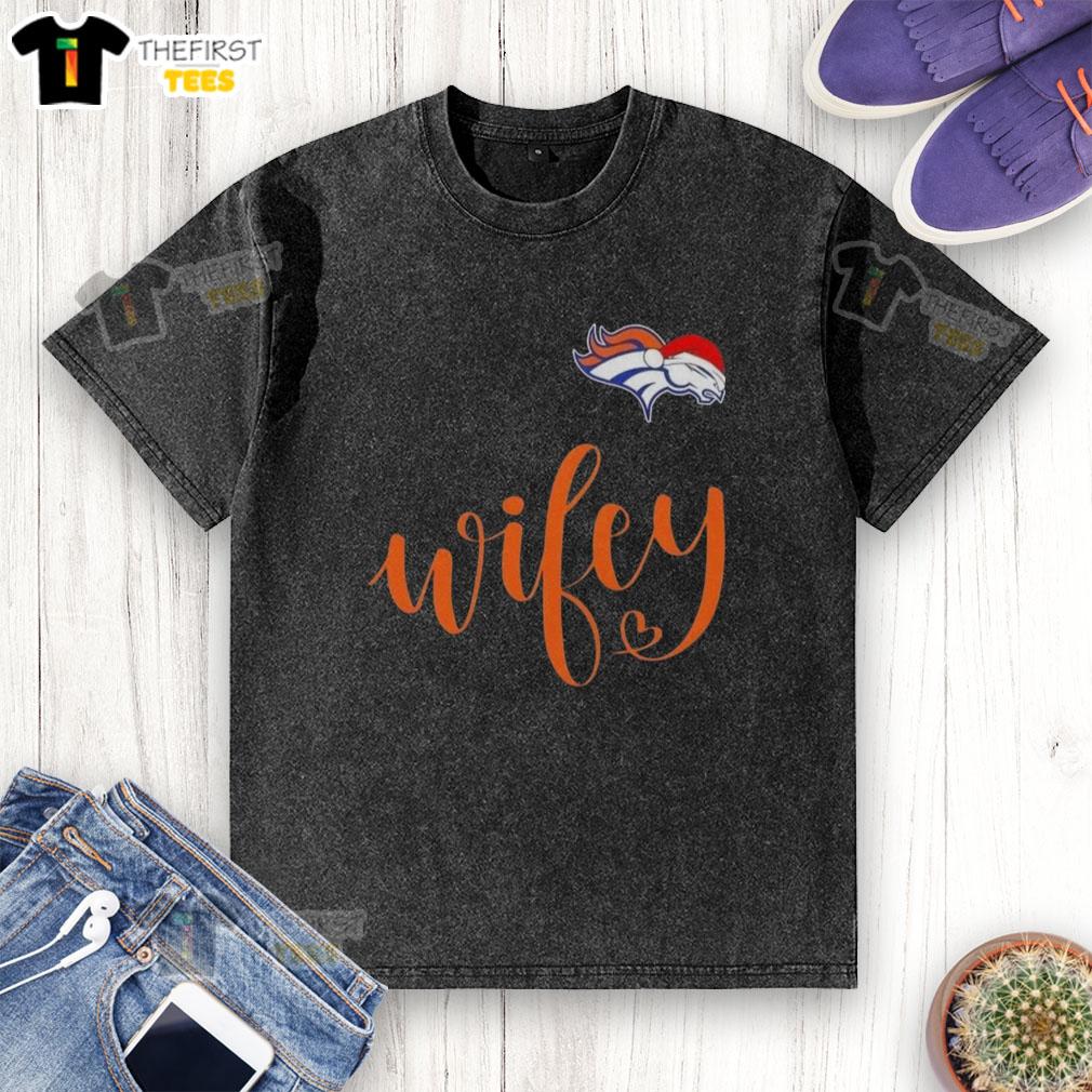 Original Wifey Denver Broncos Santa Hat Merry Christmas washed t-shirt featuring festive design and team logo.