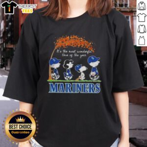 Happy Seattle Mariners x Peanuts Snoopy autumn tee for women, celebrating the season's joy with iconic characters.