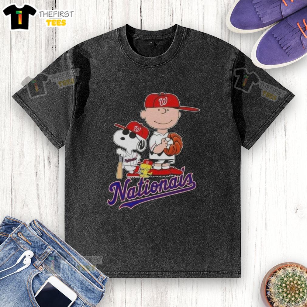 Alt Text: Pretty Washington Nationals X Peanuts Snoopy and Charlie Brown washed t-shirt showcasing a fun baseball theme.