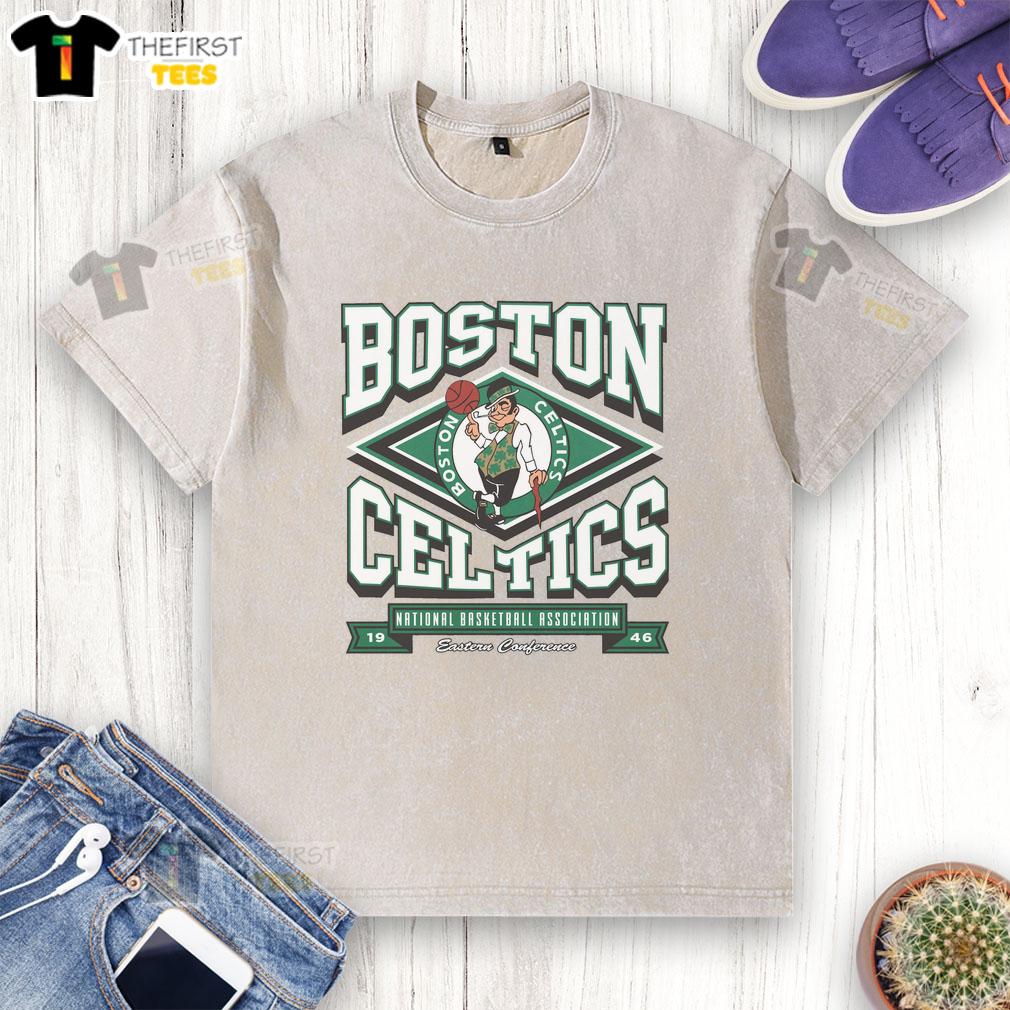 Alt Text: Top Boston Celtics Heater Washed T-Shirt in green, featuring the Celtics logo, perfect for fans and casual wear.