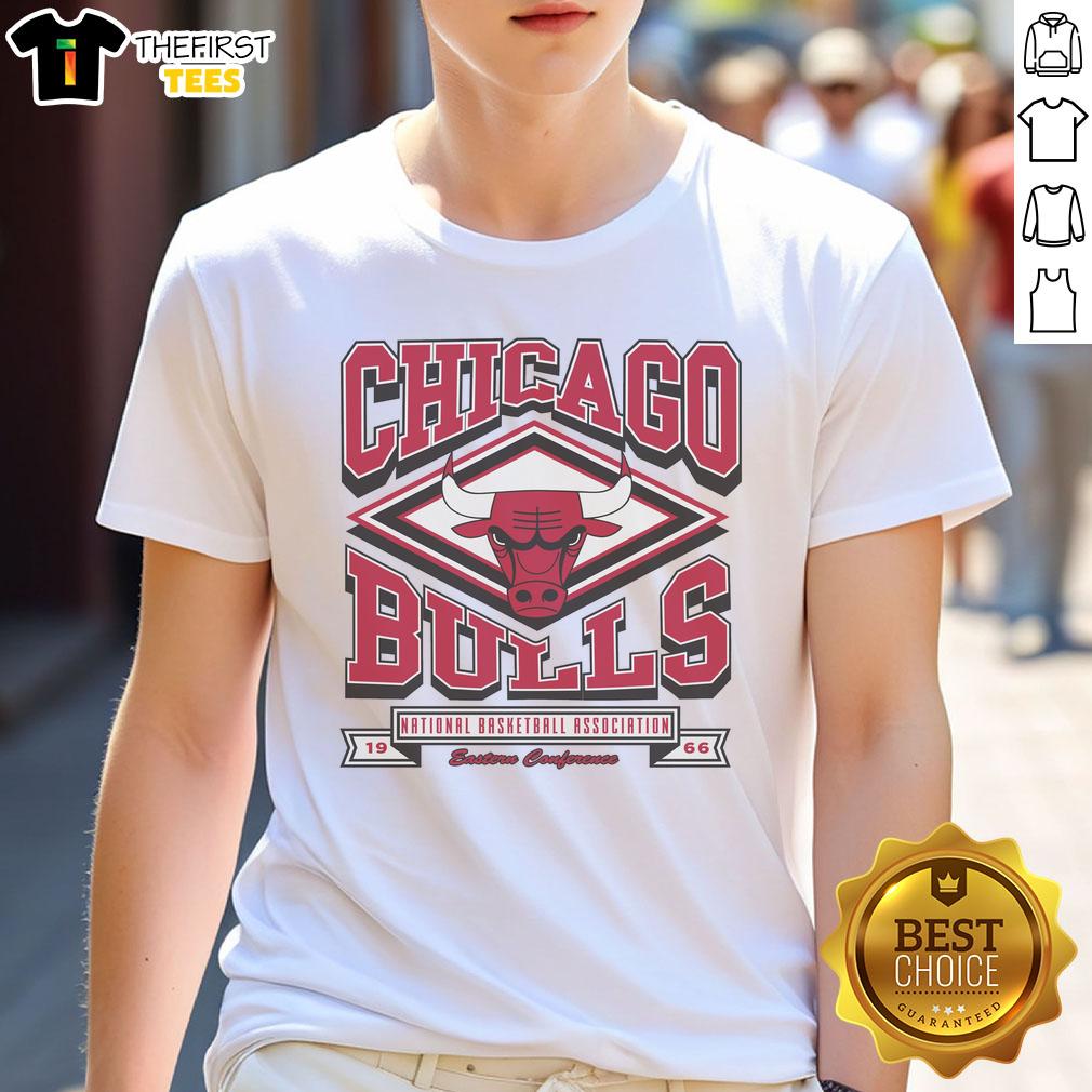 Alt Text: Stylish Top Chicago Bulls Heater T-Shirt featuring bold team logo, perfect for fans and casual wear.
