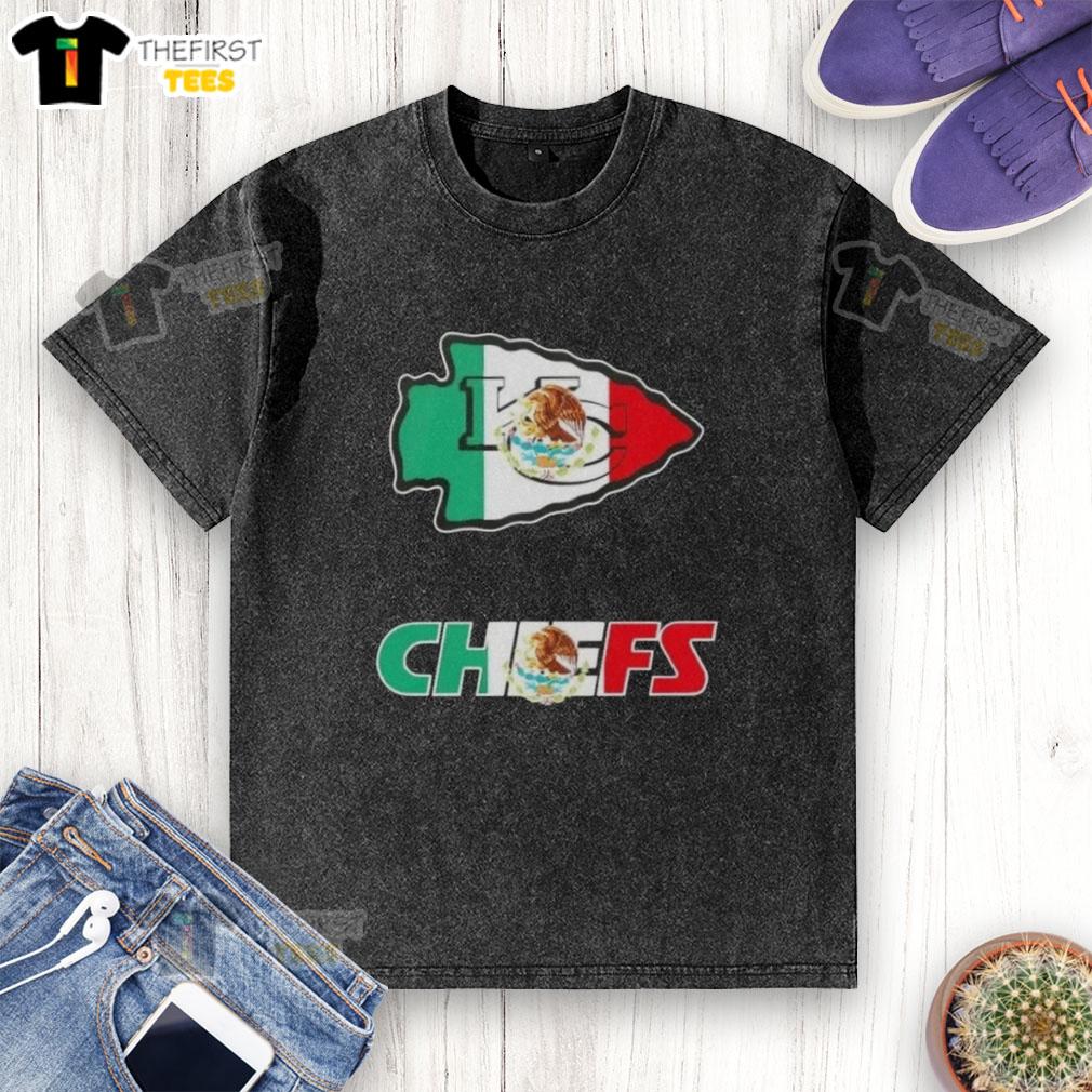Alt Text: Top Kansas City Chiefs football t-shirt featuring a Mexican flag logo design, perfect for fans and casual wear.