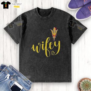 Top Wifey Arizona State Sun Devils Christmas washed t-shirt with a Santa hat, perfect for festive fans.