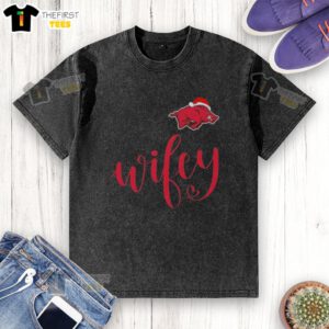 Top Wifey Arkansas Razorbacks Santa Hat Merry Christmas washed t-shirt, perfect for festive game day celebrations.