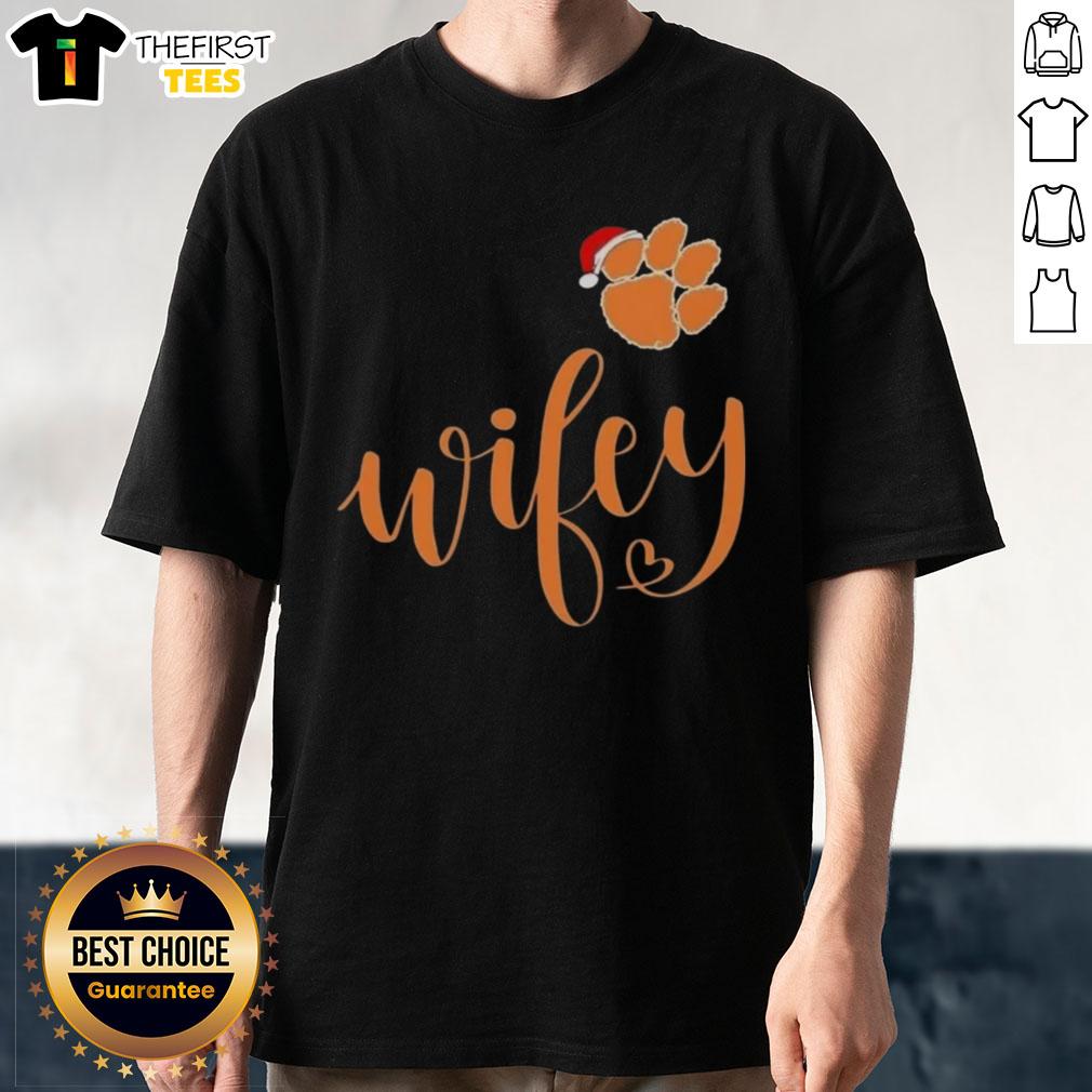 Alt Text: Top Wifey Clemson Tigers Santa Hat Merry Christmas T-Shirt featuring festive design for holiday spirit and team pride.