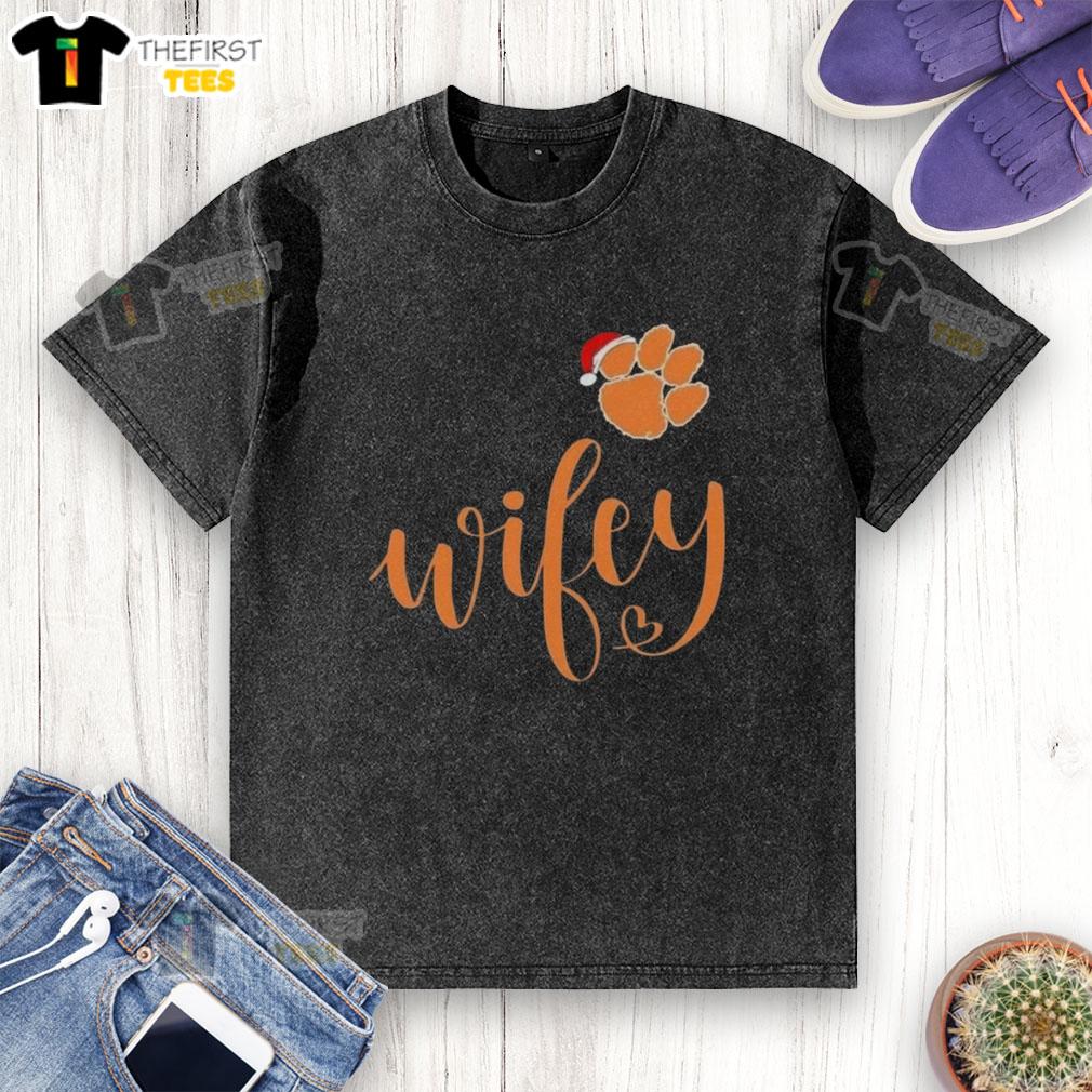 Top Wifey Clemson Tigers Santa Hat Merry Christmas washed t-shirt, perfect for holiday cheer and game day spirit.