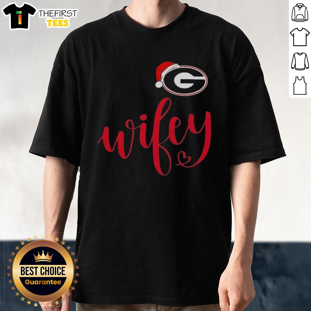Alt Text: Top Wifey Georgia Bulldogs Santa Hat Merry Christmas T-Shirt featuring festive design for holiday cheer.