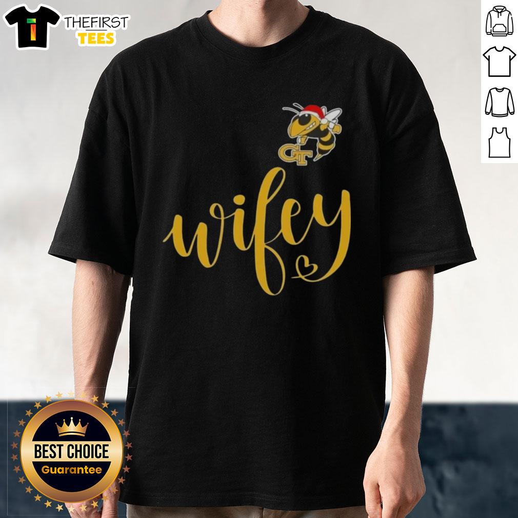 Top Wifey Georgia Tech Yellow Jackets Santa Hat Merry Christmas T-Shirt featuring festive design for holiday celebrations.