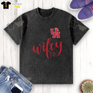 Alt Text: Top Wifey Houston Cougars Santa Hat Merry Christmas washed t-shirt perfect for holiday celebrations and fan apparel.