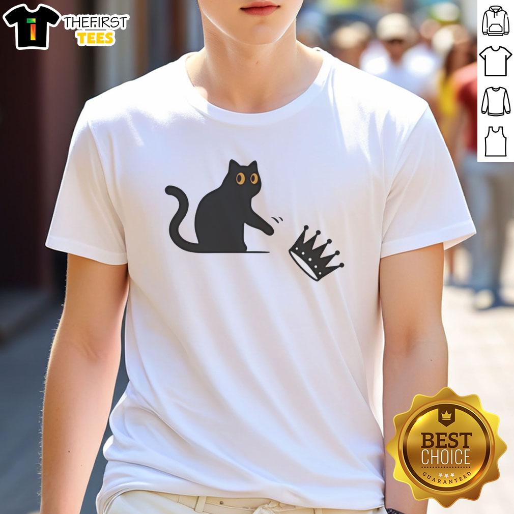 Pretty black cat wearing a crown on a 'No Kings In America' T-shirt, perfect for cat lovers and unique fashion.